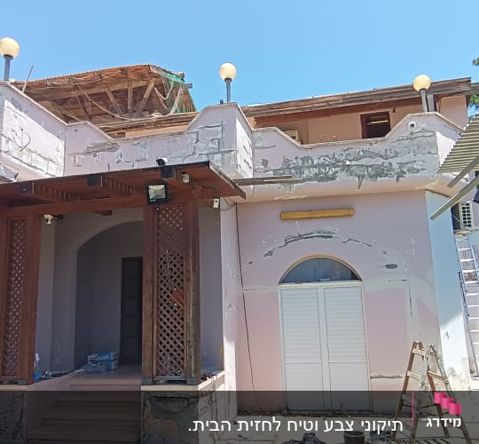 סולם, קירות מתקלפים, ציוד צביעה, בית בשיפוץ